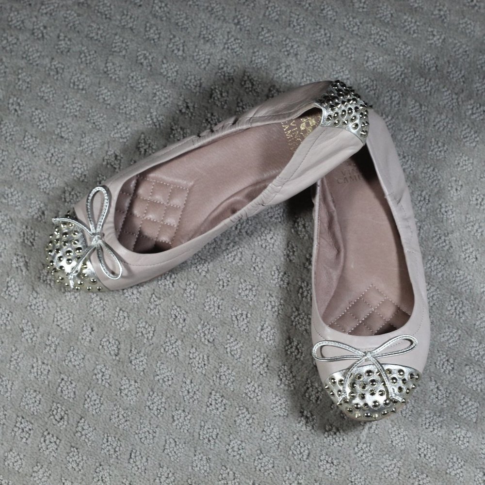 Vince Camuto Ferguson Sz 10 Studded Gold Toe on Beige Ballet Slippers - LIKE NEW